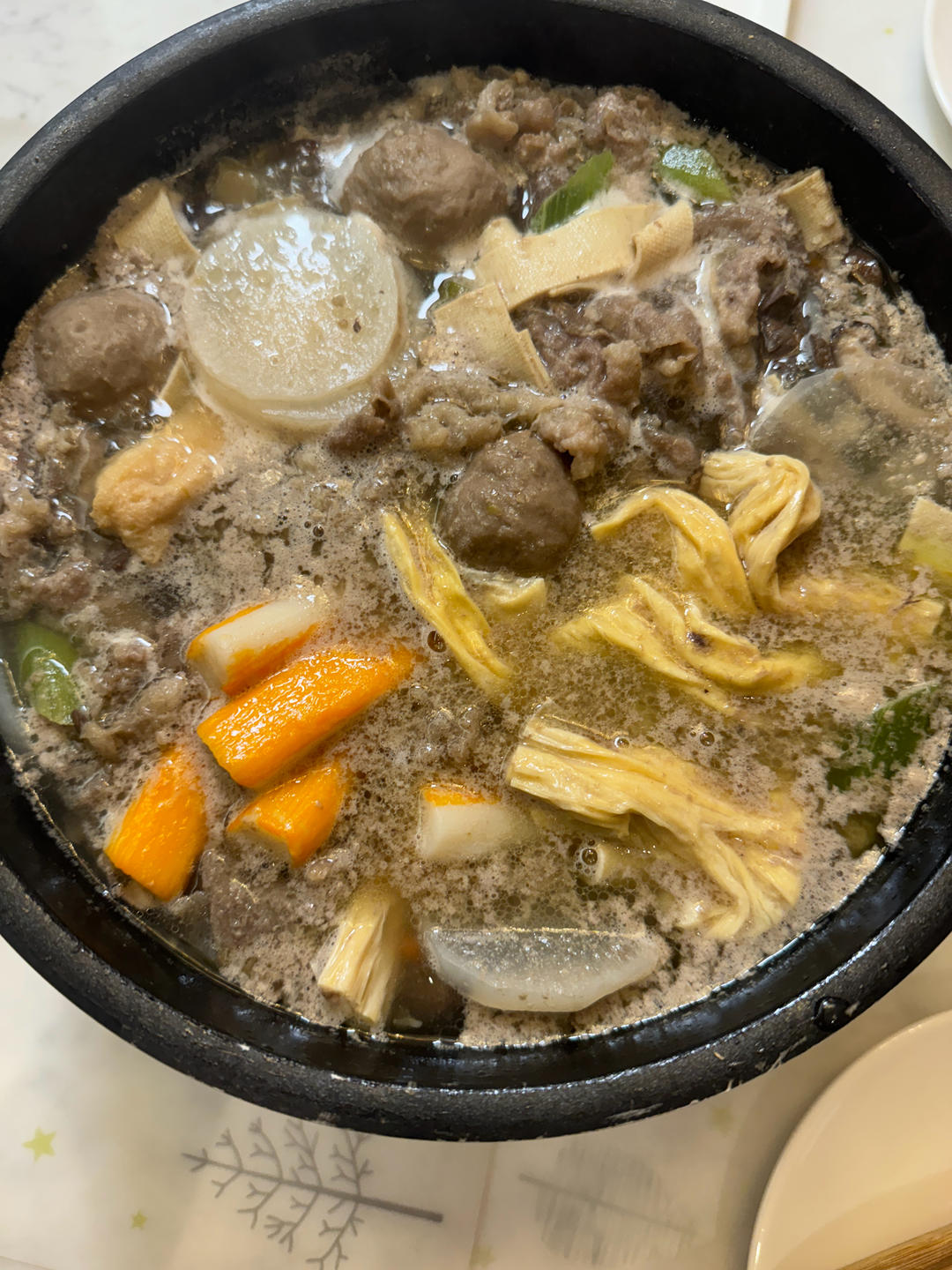 菌汤火锅底料：食材与汤底搭配